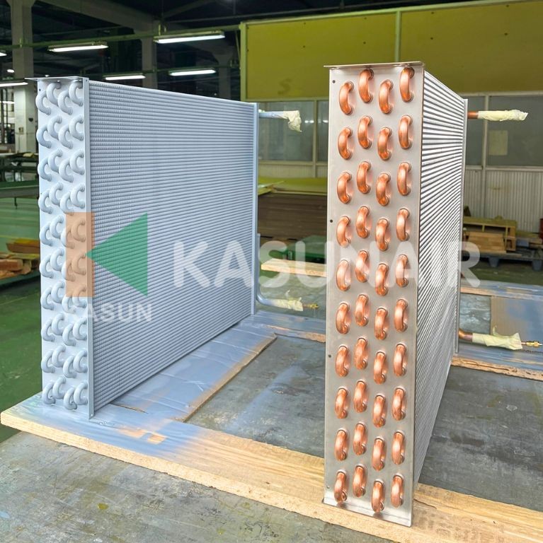 Góc chụp cận cảnh các đầu ống đồng và bề mặt tản nhiệt được phủ lớp bảo vệ HereShield chuyên dụng, giúp tăng độ bền cho hệ thống HVAC.