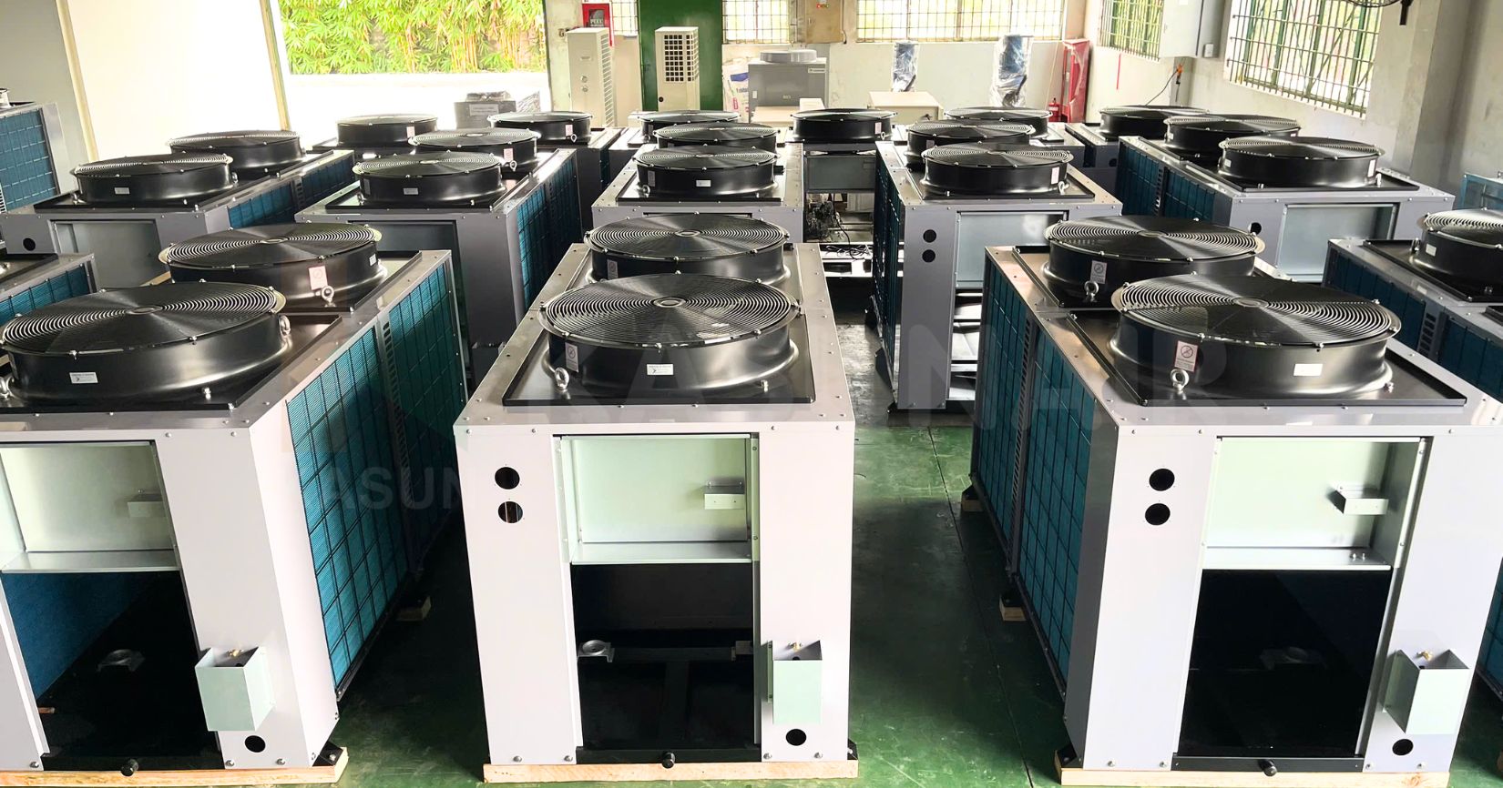 Góc chụp nghiêng kết cấu khung vỏ và mặt bên dàn nóng lá nhôm xanh KASUNAIR
