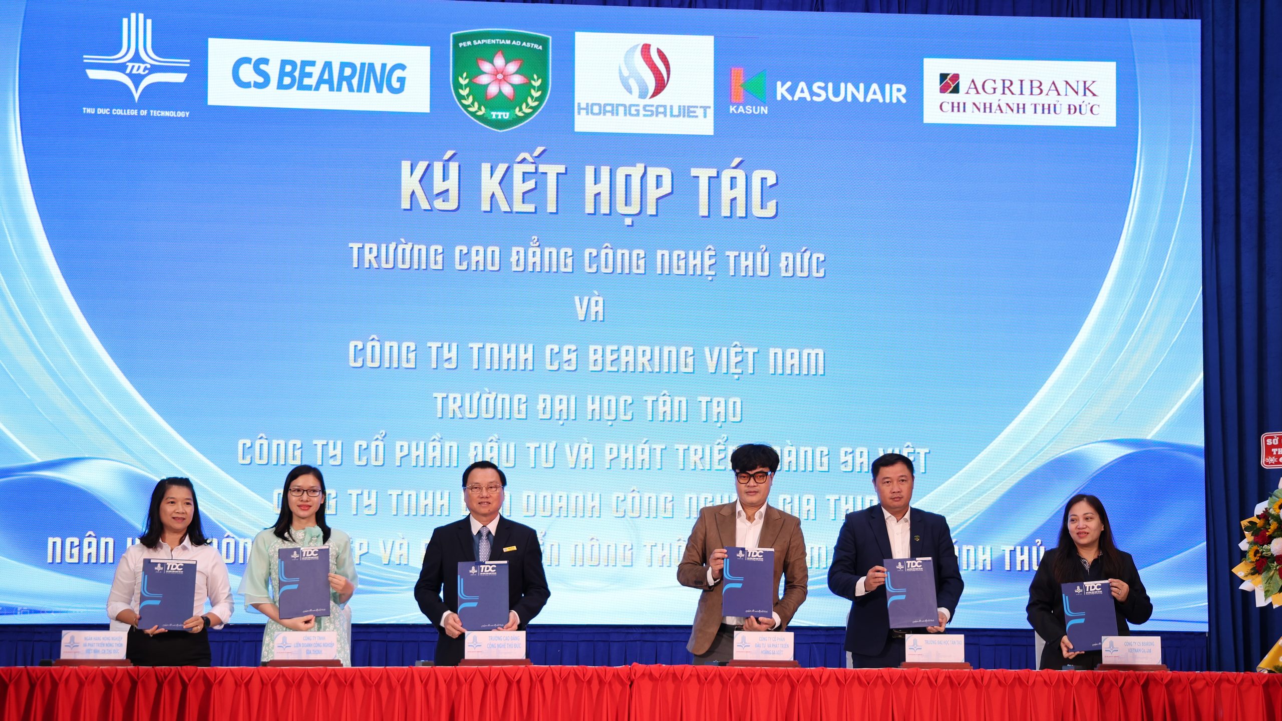 Đại diện KASUNAIR ký kết biên bản ghi nhớ hợp tác MOU với Trường Cao đẳng Công nghệ Thủ Đức