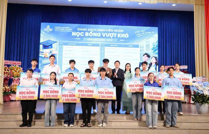 Đại diện KASUNAIR chụp ảnh lưu niệm cùng Ban Giám hiệu và sinh viên Trường Cao đẳng Công nghệ Thủ Đức trong phần trao học bổng cho sinh viên TDC