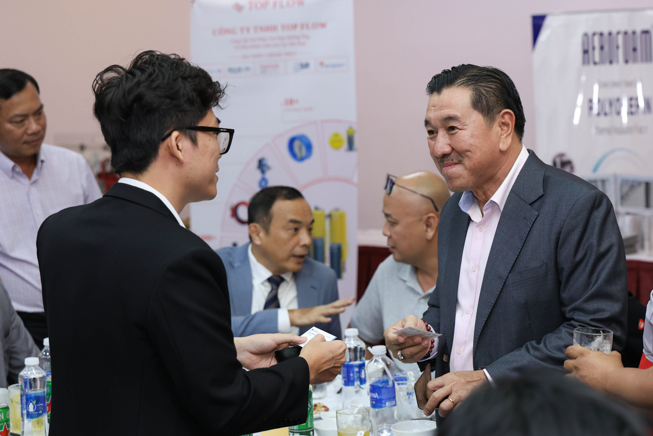 Tổng Giám đốc Châu Vĩnh Phú trao đổi và kết nối cùng khách mời trong Lễ ra mắt Chi hội VISRAE TP.HCM